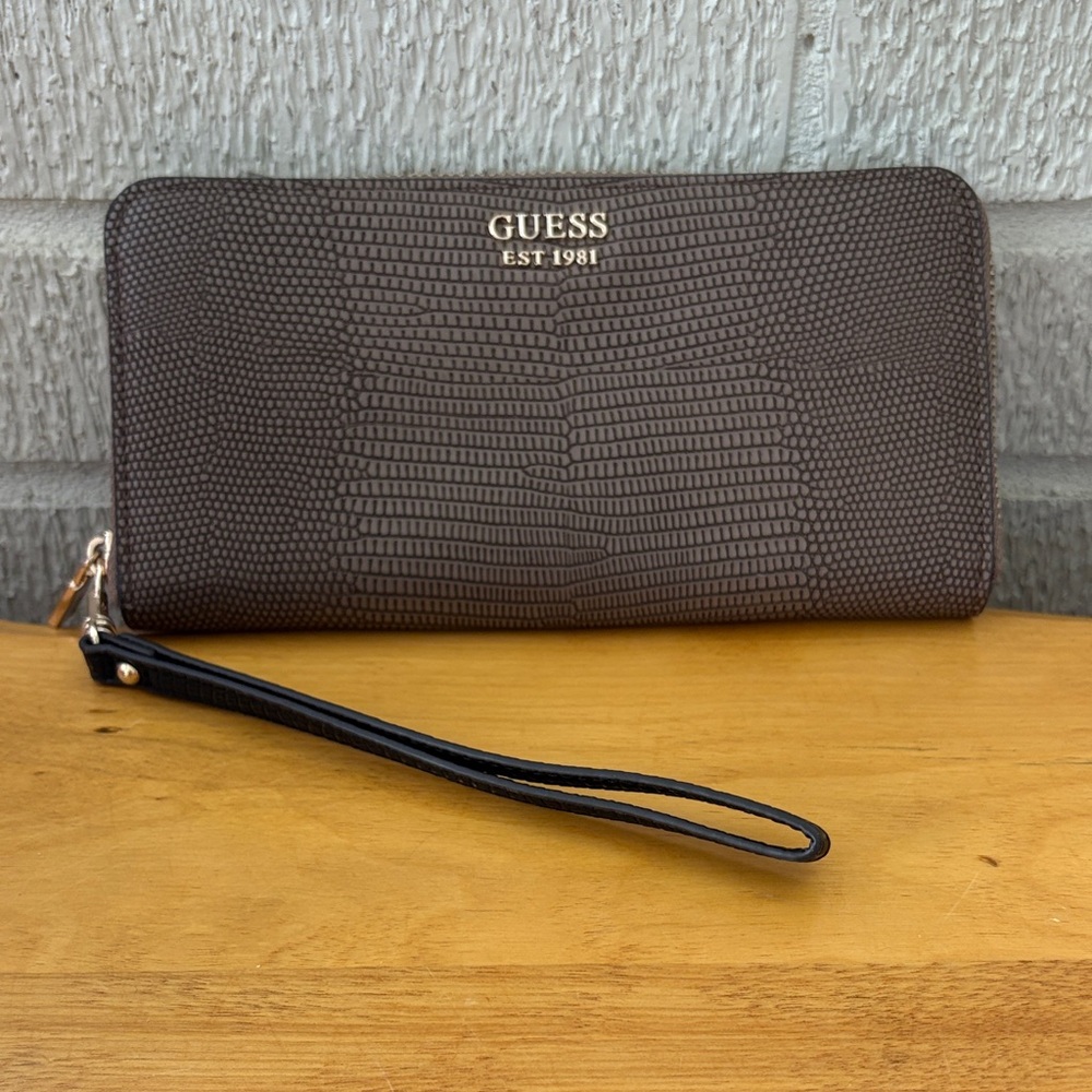 Guess Lyndi Large Gray Taupe Zip Around Wallet Wristlet Faux Leather Lizard